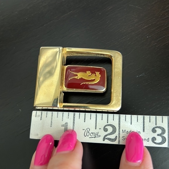 Taner vintage belt buckle Gold tone metal, enamel red with gold tone crocodile - Picture 9 of 12